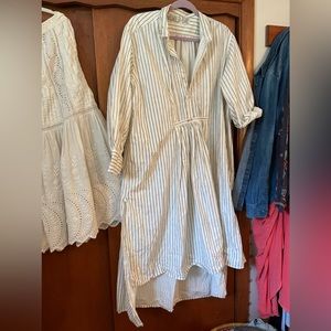 Magnolia Pearl striped high low crisp top.